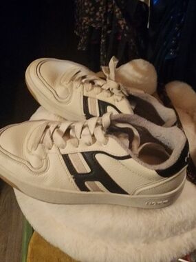 Women's White Sneakers with Black Accent - Retro Low-Top Lace-Up